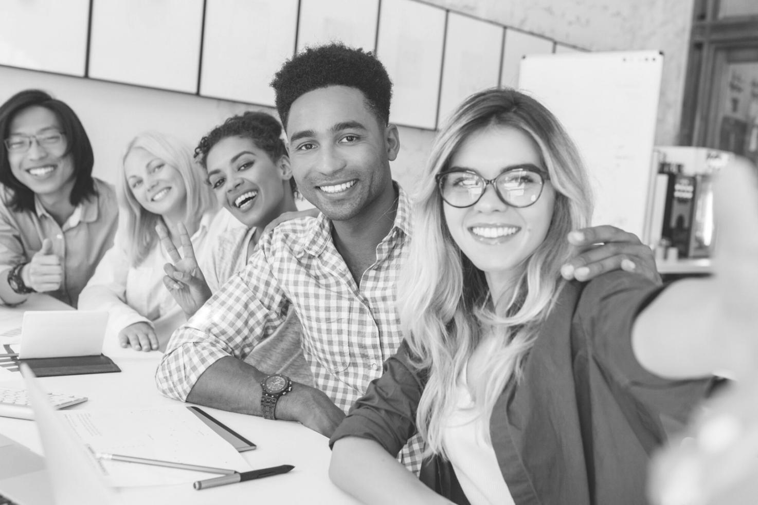 Séance de formation en analyse financière avec documents et graphiques